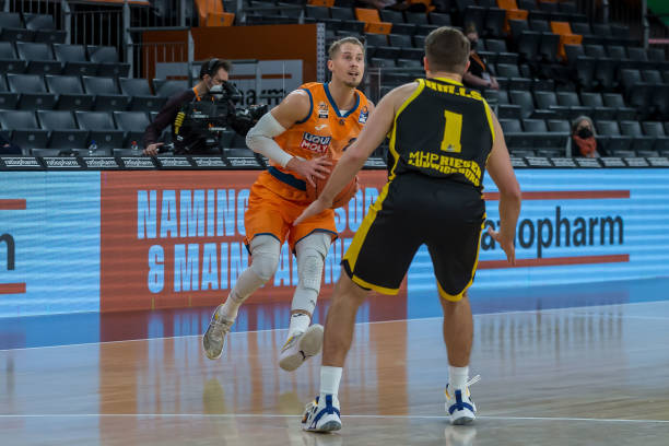 利用其在国 利用其在国